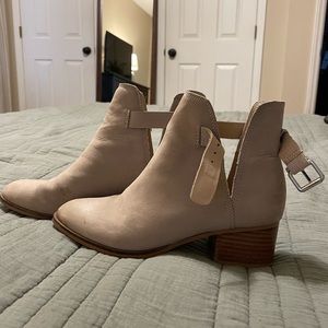Aldo 6.5 Cream Cut Out Booties